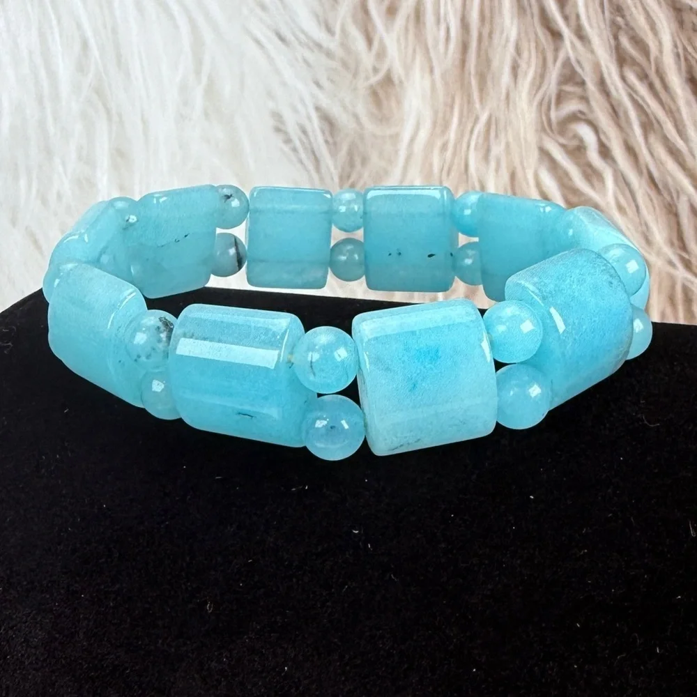 Gorgeous, weighted blue stone stretch costume bracelet
